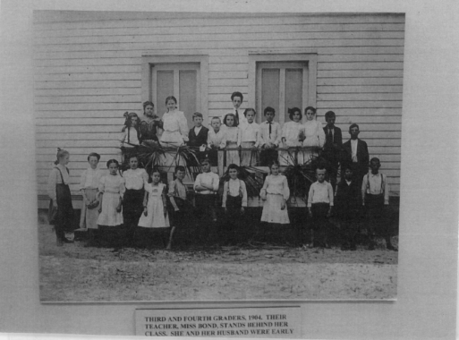 1904 class including Ianthe Bond Hebel standing in the back
